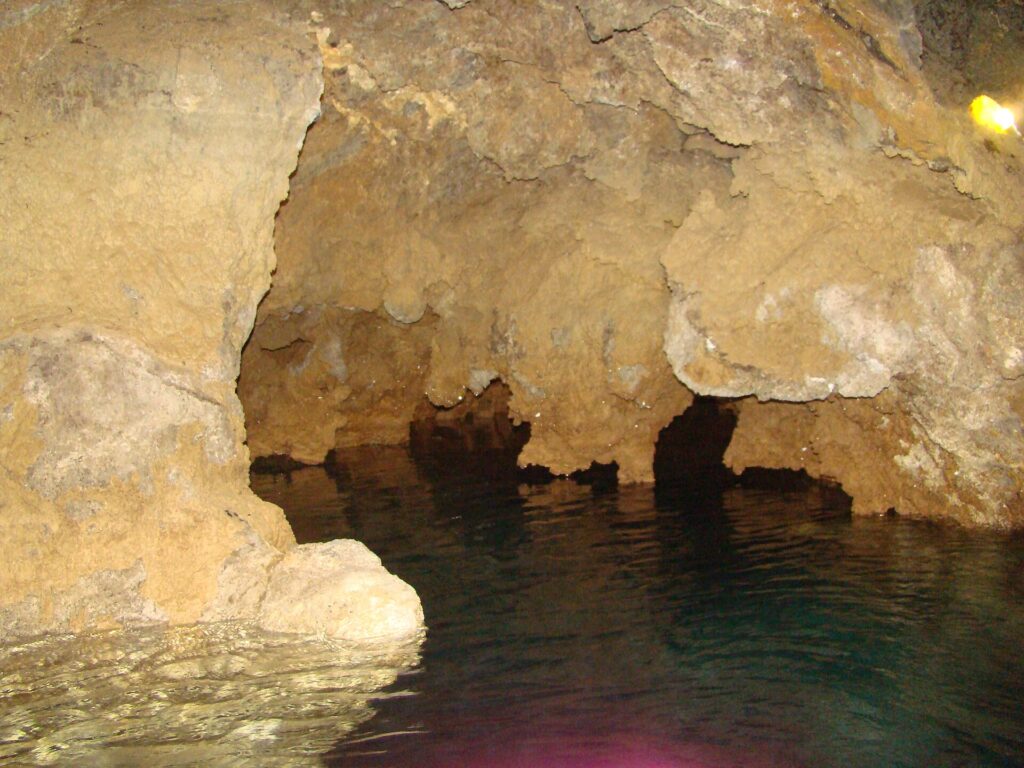 A dry passage in the cave.